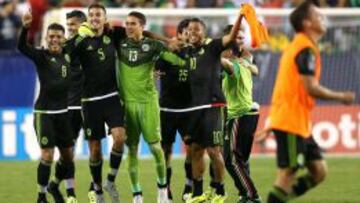 Giovani, junto a sus compañeros, celebra el título de campeón de la Copa Oro.