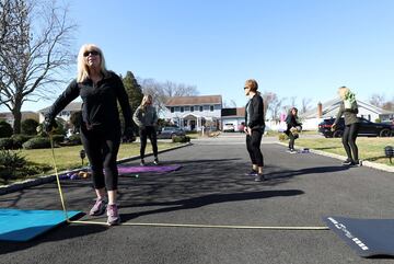  Jamie Benedik es instructora de tres gimnasios en West Islip, un barrio del condado de Suffolk en el estado estadounidense de Nueva York, durante estos días ha visto como han cerrado todos los recintos deportivos donde trabaja debido a la pandemia del Co