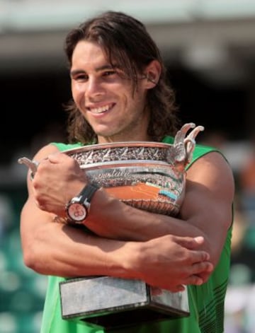 Rafa Nadal posa con el Trofeo de Roland Garros conseguido en 2008 en la final que lo enfrentó al suizo Roger Federer