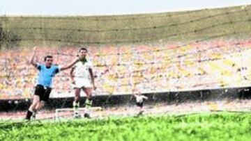 <b>HISTÓRICO 'MARACANAZO'. </b>Éste es el momento en el que Ghiggia marcó el definitivo 2-1 que le dio a Uruguay el Mundial ante Brasil.