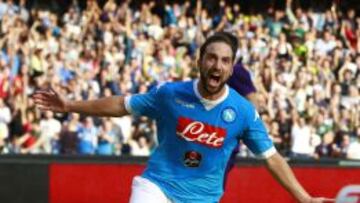 Gonzalo Higua&iacute;n celebra un gol con el N&aacute;poles.