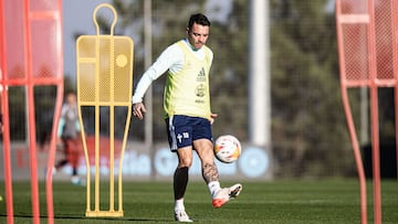 El delantaro Iago Aspas se ejercita con el bal&oacute;n durante un entrenamiento del Celta.