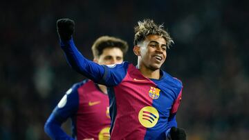BARCELONA, 15/01/2025.- El delantero del Barcelona Lamine Yamal celebra tras marcar el quinto gol ante el Betis, durante el partido de los octavos de final de la Copa del Rey que FC Barcelona y Real Betis disputan este miércoles en el Estadio Olímpico Lluis Companys. EFE/Alejandro García