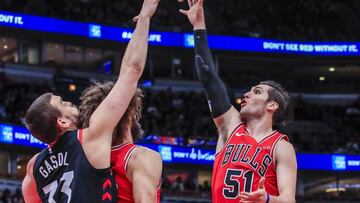 THM03. Chicago (United States), 30/03/2019.- Chicago Bulls guard Ryan Arcidiacono (R) shoots over Chicago Bulls center Robin Lopez (C) as he blocks Toronto Raptors center Marc Gasol of Spain (L) during the NBA game between the Toronto Raptors and the Chicago Bulls at the United Center in Chicago, Illinois, USA, 30 March 2019. (Baloncesto, España, Estados Unidos) EFE/EPA/TANNEN MAURY SHUTTERSTOCK OUT