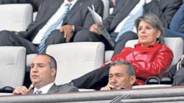 <b>RAZONADO. </b>Ramírez (izquierda), junto a Paulino Rivero (centro) y Miguel Concepción (derecha), en el palco del Gran Canaria.