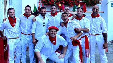 Nacho, jugador del Real Madrid, junto al corredor Juanpe Lecuona y los mulilleros de la plaza de toros de Pamplona.