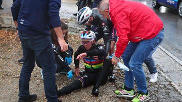 Evenepoel, en el suelo tras su primera caída.