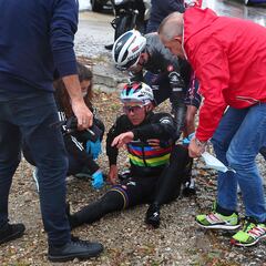 Evenepoel sobrevive a dos caídas y Groves se estrena en el Giro