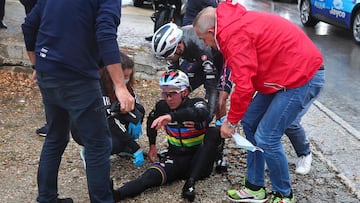 Soudal - Quick Step's Belgian rider Remco Evenepoel is assisted by members of his team after crashing during the fifth stage of the Giro d'Italia 2023 cycling race, 171 km between Atripalda and Salerno, on May 10, 2023. (Photo by Luca Bettini / AFP)