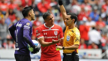 El árbitro mundialista en Rusia 2018 expresó que la razón por la que expulsó al portero del Toluca fue porque sobrepasó la línea de respeto.