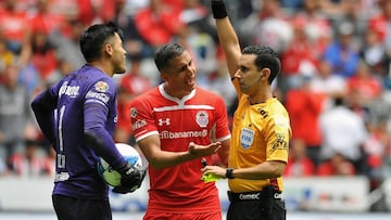 El &aacute;rbitro mundialista en Rusia 2018 expres&oacute; que la raz&oacute;n por la que expuls&oacute; al portero del Toluca fue porque sobrepas&oacute; la l&iacute;nea de respeto.