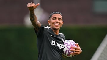 Enzo Fernández, jugador del Chelsea, durante una sesión de entrenamiento.