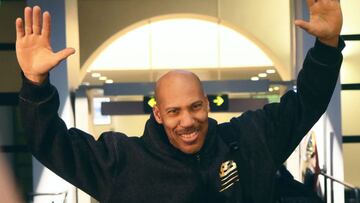 LaVar Ball saluda a su llegada a Lituania el pasado 3 de enero.