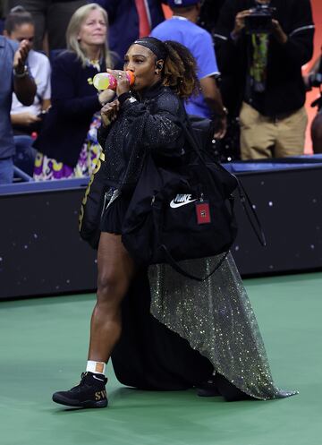 Serena Williams, apareci¨® en la Arthur Ashe como un superhero¨ªna, con una capa de lentejuelas doradas en mitad de un estruendo impresionante de los casi 24.000 espectadores que abarrotaron la pista de tenis m¨¢s grande del mundo.