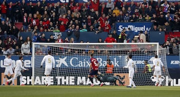 El jugador del Osasuna, Unai García, marca el 1-0 al Real Madrid. 

