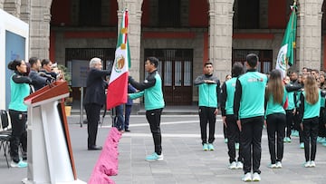 Carlos Sansores recibió la bandera de manos de Andrés Manuel López Obrador