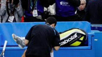 <b>DUELE LA HIERBA. </b>Nadal es atendido de sobrecarga en el glúteo.