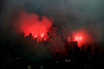 Qu¨¦ ambientazo en el Est¨¢dio Municipal de Braga, incluso con algunas dificultades de visibilidad por las bengalas encendidas por los ultras locales.