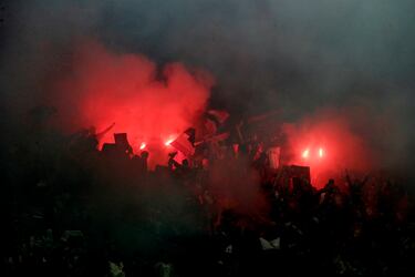 Qu ambientazo en el Estdio Municipal de Braga, incluso con algunas dificultades de visibilidad por las bengalas encendidas por los ultras locales.