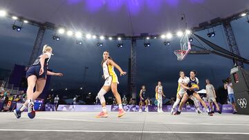 Dearica Hamby, del equipo de Estados Unidos, defendida por Vega Gimeno, de España, en una imagen panorámica del partido de 3x3.