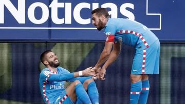 Koke levanta a Carrasco en el partido ante Osasuna.