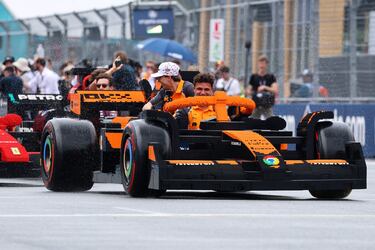 Durante el Gran Premio de Miami 2025, los 20 pilotos de Fórmula 1 desfilaron en réplicas a tamaño real de sus monoplazas, construidas con aproximadamente 400.000 piezas de LEGO cada una. Estas versiones eléctricas, con neumáticos Pirelli reales, alcanzaban hasta 20 km/h y fueron creadas en colaboración con LEGO. El desfile reemplazó al tradicional camión de presentación, ofreciendo una experiencia más creativa, que generó entusiasmo tanto en la pista como entre los espectadores. La iniciativa busca acercar el espectáculo de la F1 a los fans.