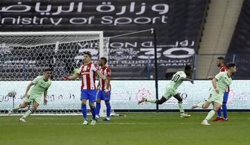 1-2. Nico Williams celebra el segundo gol.