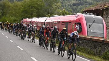 El pelotón del Giro de Italia regresa a todo tren