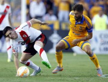 Matias Kranevitter (L) of Argentina's River Plate battles for the ball with Rafael Sobis of Mexico's Tigres during the first leg of their Copa Libertadores final soccer match at the Universitario stadium in Monterrey, Mexico July 29, 2015. REUTERS/Henry Romero