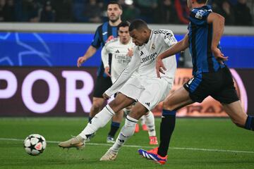 0-1. Asiste Brahim D¨ªaz al delantero franc¨¦s, se va f¨¢cil de Marten De Roon y de un latigazo con la derecha, raso, cruzado al palo largo, supera a Marco Carnesecchi.