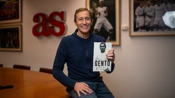 José Luis Llorente posa con su libro 'Gento Real' en la redacción de AS.