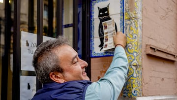 Una persona pone el décimo recién comprado en el azulejo que representa a el gato negro en la administración de loterías ‘El Gato Negro’ situada en la Av de la Constitución para comprar la Lotería de Navidad a 07 de diciembre del 2022 en Sevilla (Andalucía, España). El Sorteo Extraordinario de la Lotería de Navidad 2022 repartirá el próximo 22 de diciembre un total de 2.520 millones de euros en premios, lo que supone 112 millones más que el año pasado, cuando se repartieron un total de 2.408 millones de euros en premios.
07 DICIEMBRE 2022
Eduardo Briones / Europa Press
07/12/2022