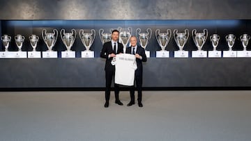 El nuevo entrenador tolosarra posa junto al presidente del Real Madrid, Florentino P¨¦rez. Detr¨¢s las quince Champions League conseguidas por el club blanco.
