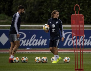 Olivier Giroud (left) and Antoine Griezmann in training with France in Clairefontaine-en-Yvelines yesterday