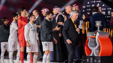 RIAD (ARABIA SAUDÍ), 15/01/2023.- El entrenador del Real Madrid Carlo Ancelotti (d) y sus jugadores reciben su medalla tras la final de la Supercopa de España 2023 que Real Madrid y FC Barcelona jugaron este domingo en el estadio internacional Rey Fahd de Riad, Arabia Saudí. EFE/ Juan Carlos Cárdenas
