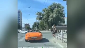 La reacción de un peatón cuando un coche para en medio de un paso de cebra: el vídeo va camino de récord...