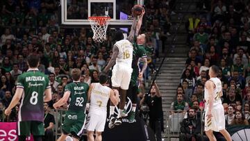 El espectacular tapón de Usman Garuba a Josh Adams.