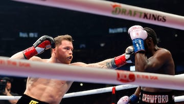 LAS VEGAS, NEVADA - SEPTEMBER 13: (L-R) Canelo Alvarez lands a left on Terence Crawford in their�undisputed super middleweight title fight during Netflix's Canelo v Crawford Fight Night at Allegiant Stadium on September 13, 2025 in Las Vegas, Nevada. Steve Marcus/Getty Images/AFP (Photo by Steve Marcus / GETTY IMAGES NORTH AMERICA / Getty Images via AFP)