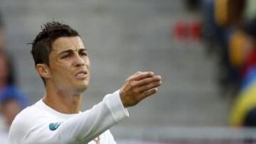 Cristiano Ronaldo lament&aacute;ndose de un pase fallado.