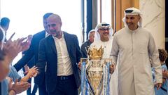 Pep Guardiola y Khaldoon Khalifa al-Mubarak, entrenador y presidente del Manchester City, presentan el título de la Premier League en Emiratos Árabes.