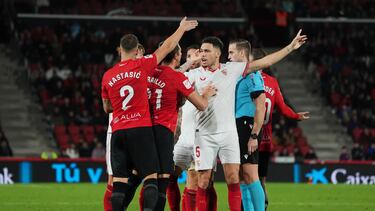 MALLORCA, SPAIN - DECEMBER 09: Lucas Ocampos of Sevilla FC argue with Antonio Raillo of RCD Mallorca and Matija Nastasic of RCD Mallorca during the LaLiga EA Sports match between RCD Mallorca and Sevilla FC at Estadi de Son Moix on December 09, 2023 in Mallorca, Spain. (Photo by Rafa Babot/Getty Images)