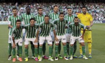 El once inicial del Betis. De pie: Ceballos, N'Diaye, Pezzella, Westermann, Bruno y Adán. Agachados: Rubén Castro, Cejudo, Joaquín, Petros y Montoya. 