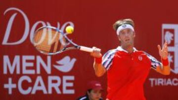 Daniel Gimeno-Traver devuelve una pelota al checo Jiri Vesely, que le derrot&oacute; en la primera semifinal del torneo de Bucarest. 
 