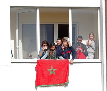 Aficionados saludan a jugadores de Marruecos en un entrenamiento hoy