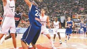 <b>AMBIENTAZO. </b>Garcés frena a Hervelle en el décimo derby consecutivo con lleno en Vistalegre, con Estudiantes de anfitrión.