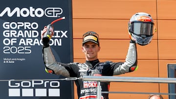 David Muñoz en el podio de Alcañiz como ganador.