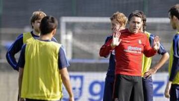 <b>MONTANIER. </b>El técnico francés, dando instrucciones a sus jugadores en un entrenamiento.