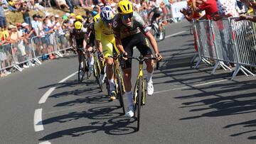 Tiesj Benoot y Wout Van Aert liderando la etapa.