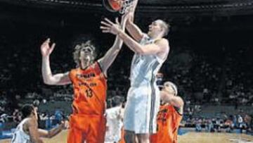 <b>REVULSIVO. </b>Axel Hervelle marcó la remontada madridista, con 9 puntos en el último minuto del primer cuarto.