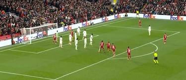 La extraña imagen de Vinicius con Van Dijk que fue el principio del fin del Madrid en Anfield